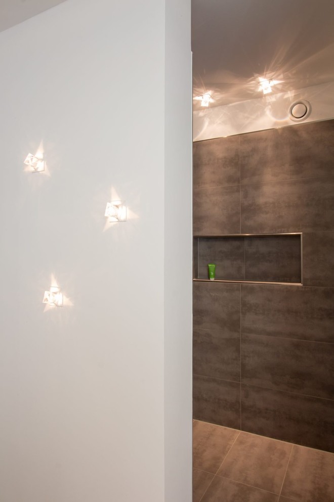 Inspiration for a large contemporary 3/4 bathroom in Hamburg with an open shower, gray tile, ceramic tile, white walls, porcelain floors, brown floor and an open shower.