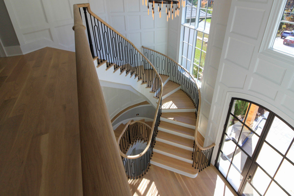 Gewendelte, Geräumige Klassische Holztreppe mit Holz-Setzstufen, Mix-Geländer und vertäfelten Wänden in Washington, D.C.