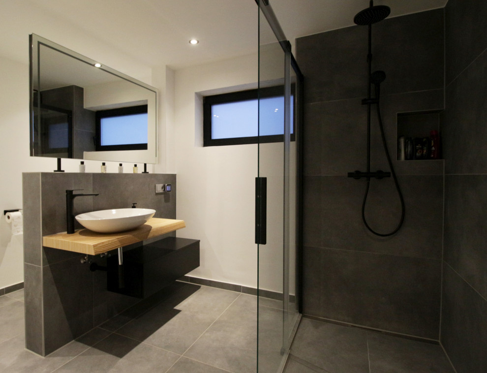 Aménagement d'une salle d'eau contemporaine de taille moyenne avec un carrelage gris, meuble simple vasque et meuble-lavabo encastré.