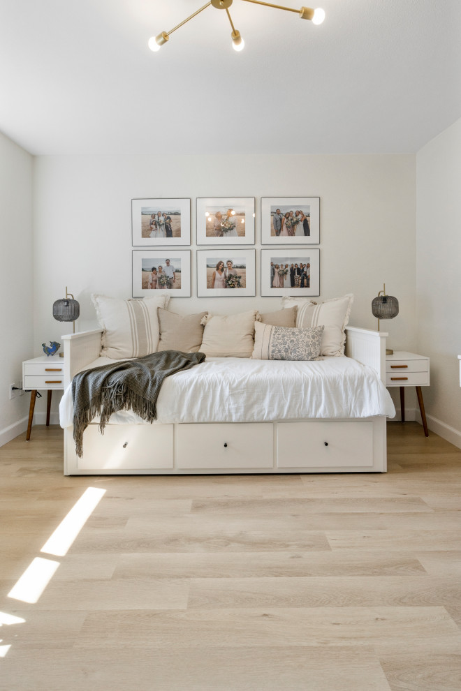 Foto di un soggiorno design di medie dimensioni con pareti beige, pavimento in vinile e pavimento beige