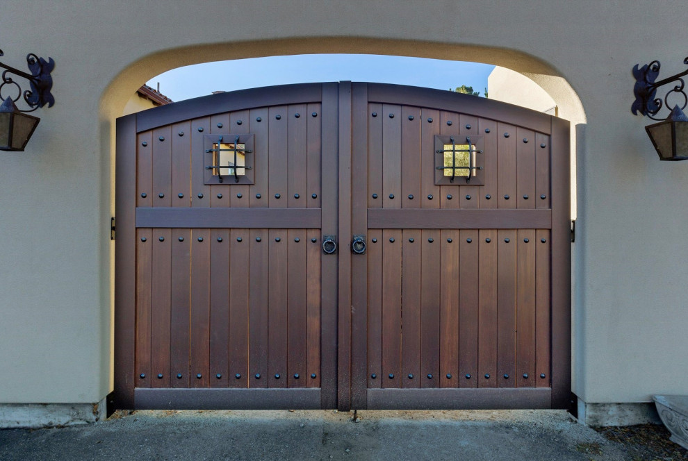 Idées déco pour un grand garage pour une voiture attenant craftsman avec une porte cochère.