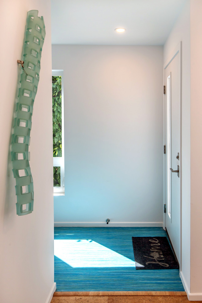 Идея дизайна: коридор среднего размера: освещение в стиле ретро с белыми стенами и полом из линолеума