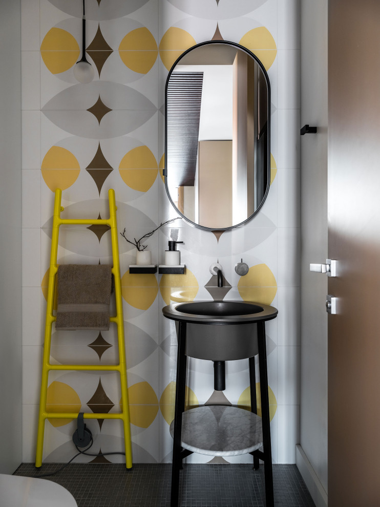 На фото: маленькая ванная комната в современном стиле с плоскими фасадами, коричневыми фасадами, отдельно стоящей ванной, душем в нише, инсталляцией, белой плиткой, керамической плиткой, белыми стенами, полом из мозаичной плитки, душевой кабиной, настольной раковиной, бежевым полом, душем с распашными дверями, коричневой столешницей, тумбой под одну раковину, напольной тумбой и панелями на стенах для на участке и в саду с
