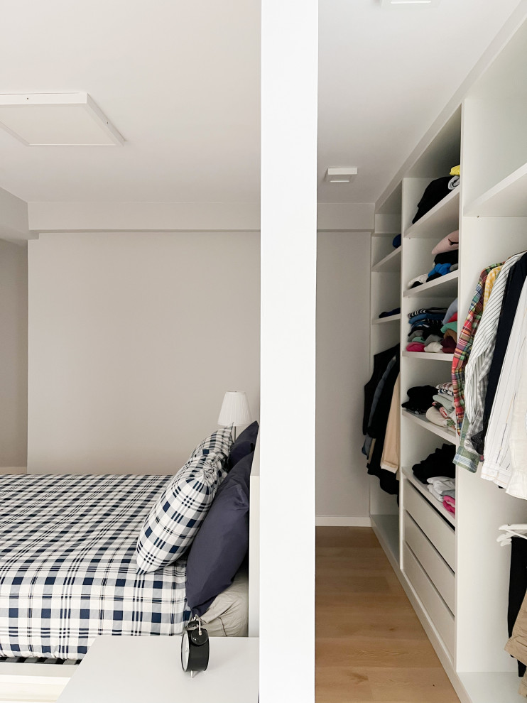 Imagen de dormitorio principal y gris y blanco nórdico grande con paredes grises, suelo vinílico y suelo marrón