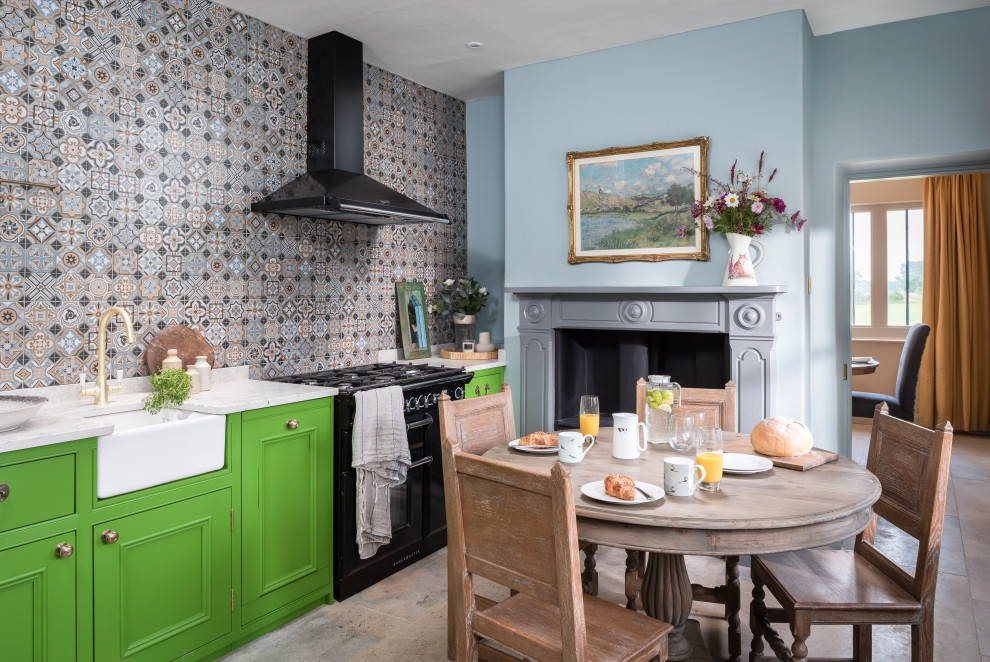 Bild på ett avskilt, mellanstort vintage linjärt kök, med en rustik diskho, luckor med infälld panel, gröna skåp, bänkskiva i kvartsit, flerfärgad stänkskydd, stänkskydd i keramik, svarta vitvaror, klinkergolv i porslin och beiget golv