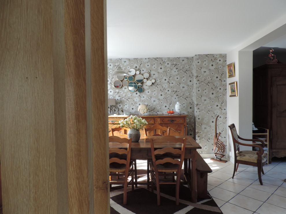 Inspiration pour une salle à manger ouverte sur le salon minimaliste de taille moyenne avec un mur beige, un sol en carrelage de céramique et un sol beige.