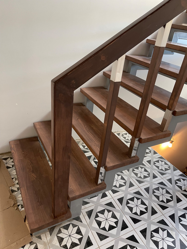 Идея дизайна: п-образная лестница среднего размера в стиле модернизм с деревянными ступенями, металлическими перилами и обоями на стенах