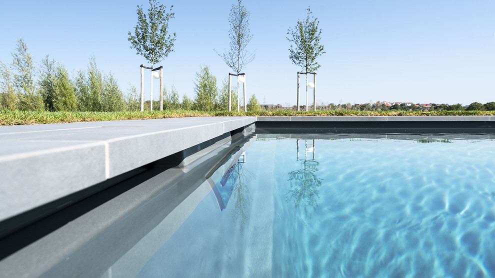 Geräumiger, Gefliester Moderner Pool neben dem Haus in rechteckiger Form in Stuttgart