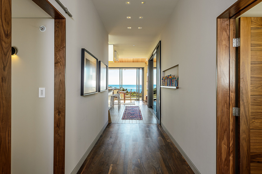 This is an example of a midcentury hallway in San Francisco.