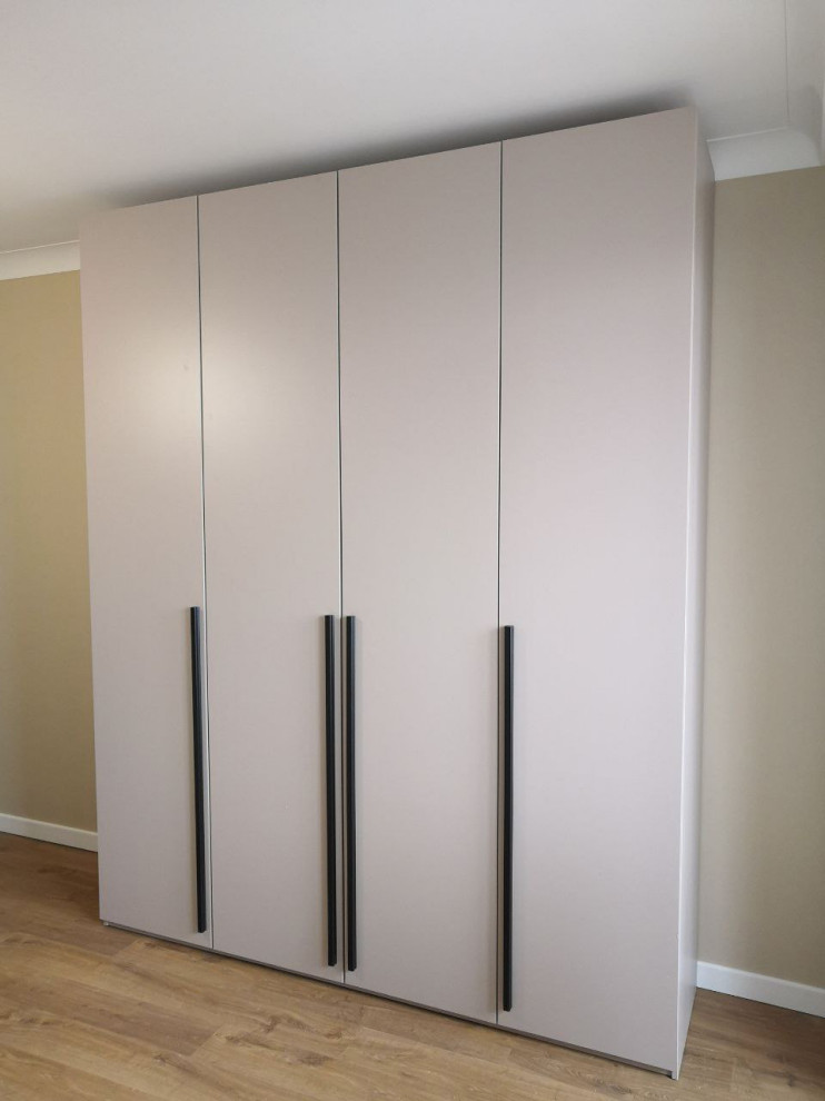 Распашные шкафы