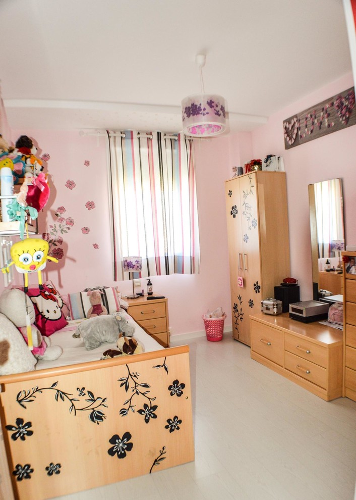 Modelo de dormitorio infantil de 4 a 10 años clásico renovado de tamaño medio con paredes rosas