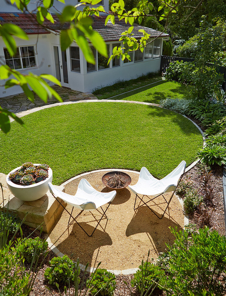 Inspiration for a mid-sized contemporary backyard garden in Sydney.