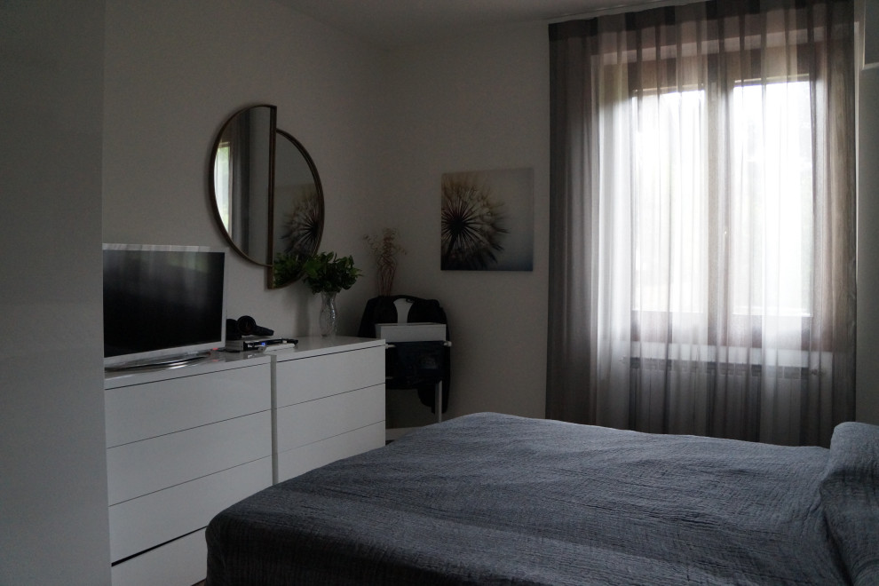 Стильный дизайн: хозяйская спальня среднего размера в современном стиле с белыми стенами, кирпичным полом, красным полом, многоуровневым потолком и телевизором - последний тренд
