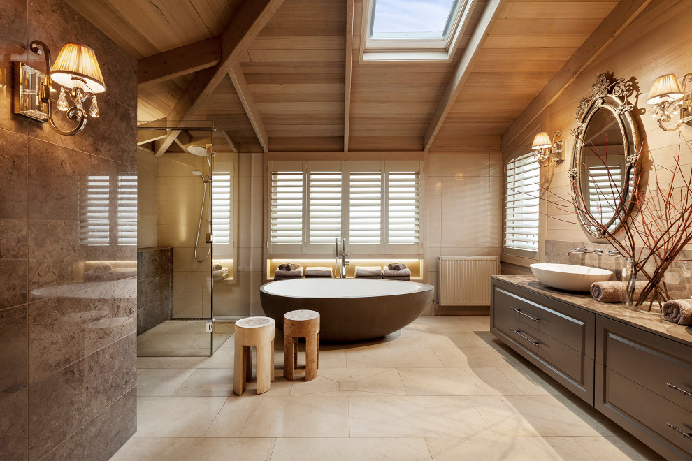 Foto på ett mycket stort lantligt beige en-suite badrum, med skåp i mörkt trä, ett fristående badkar, en hörndusch, beige kakel, beige väggar, ett fristående handfat, beiget golv och dusch med gångjärnsdörr