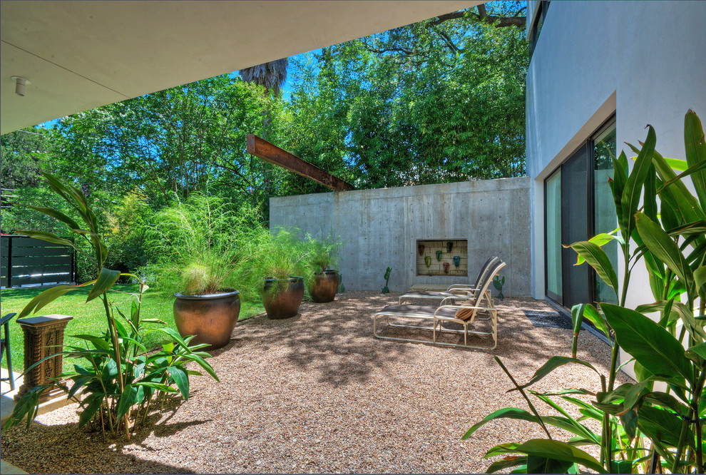 Large contemporary front yard partial sun xeriscape in Austin with mulch for spring.