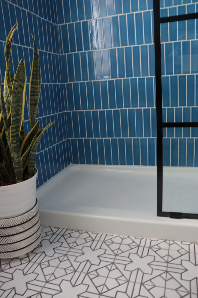 Идея дизайна: маленькая главная ванная комната в стиле модернизм с белыми фасадами, открытым душем, раздельным унитазом, черно-белой плиткой, терракотовой плиткой, синими стенами, полом из терракотовой плитки, столешницей из искусственного камня, белым полом, душем с распашными дверями, тумбой под одну раковину, подвесной тумбой и любым потолком для на участке и в саду