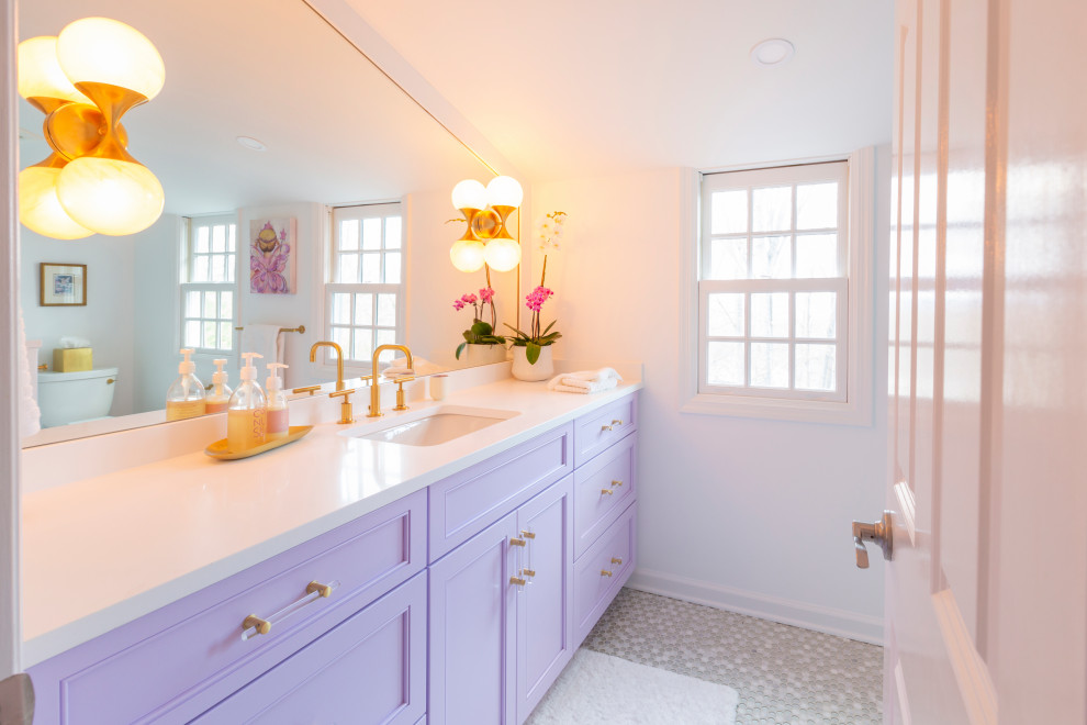 Свежая идея для дизайна: детская ванная комната среднего размера с фасадами в стиле шейкер, фиолетовыми фасадами, полновстраиваемой ванной, душем над ванной, раздельным унитазом, белой плиткой, керамогранитной плиткой, белыми стенами, полом из мозаичной плитки, врезной раковиной, столешницей из искусственного кварца, серым полом, открытым душем, белой столешницей, нишей, тумбой под одну раковину и встроенной тумбой - отличное фото интерьера