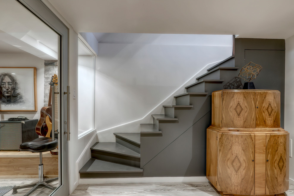 Design ideas for a traditional staircase in Toronto.