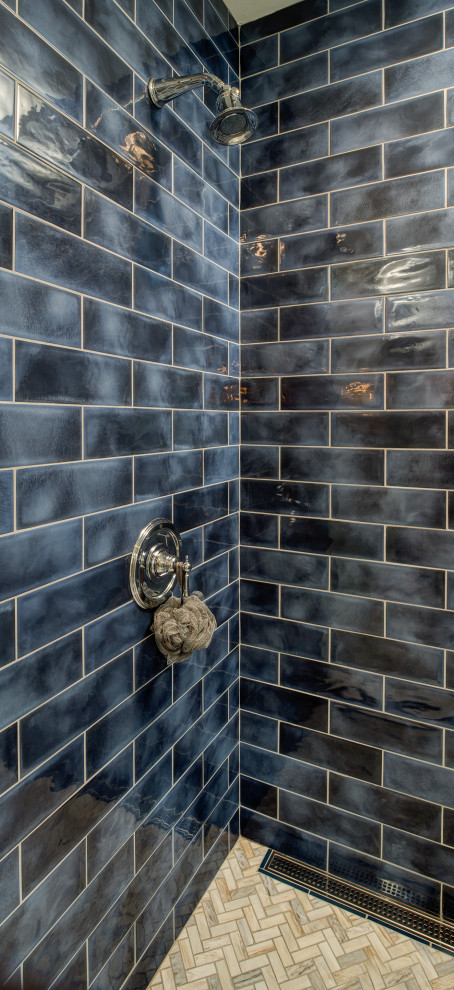 Foto di una stanza da bagno costiera con ante blu, piastrelle blu e pavimento in marmo