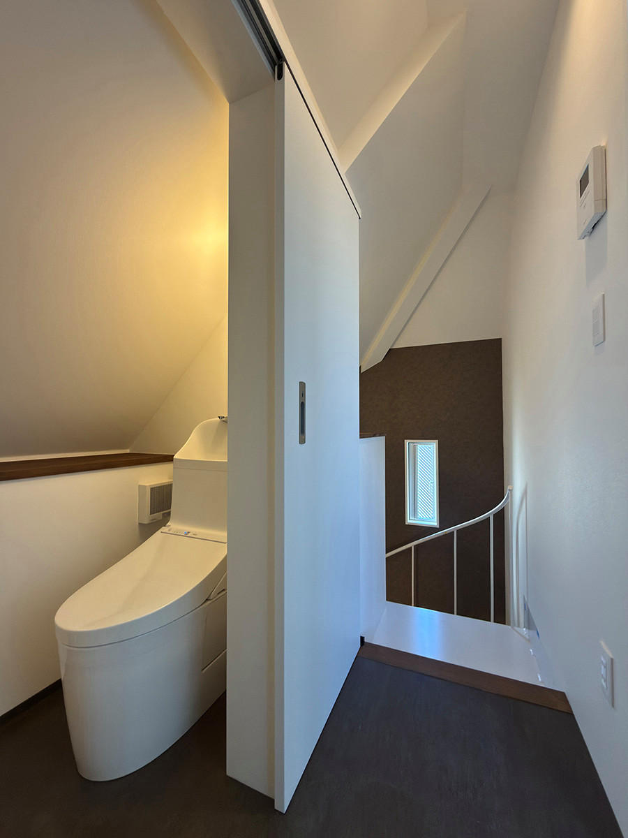 ３階（屋根裏）ホールからトイレと階段室を望む