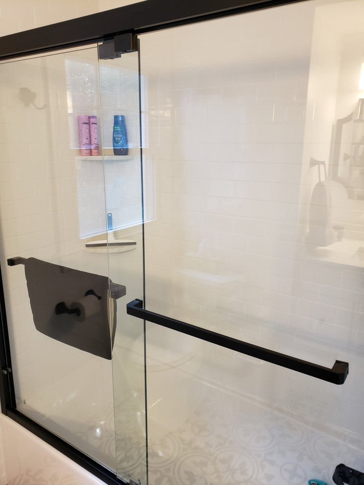 Inredning av ett modernt mellanstort vit vitt badrum med dusch, med skåp i shakerstil, vita skåp, ett platsbyggt badkar, klinkergolv i keramik, bänkskiva i kvarts och dusch med skjutdörr