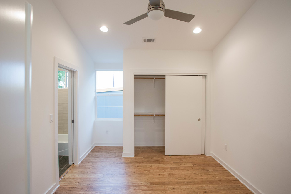 Example of a minimalist home design design in Austin