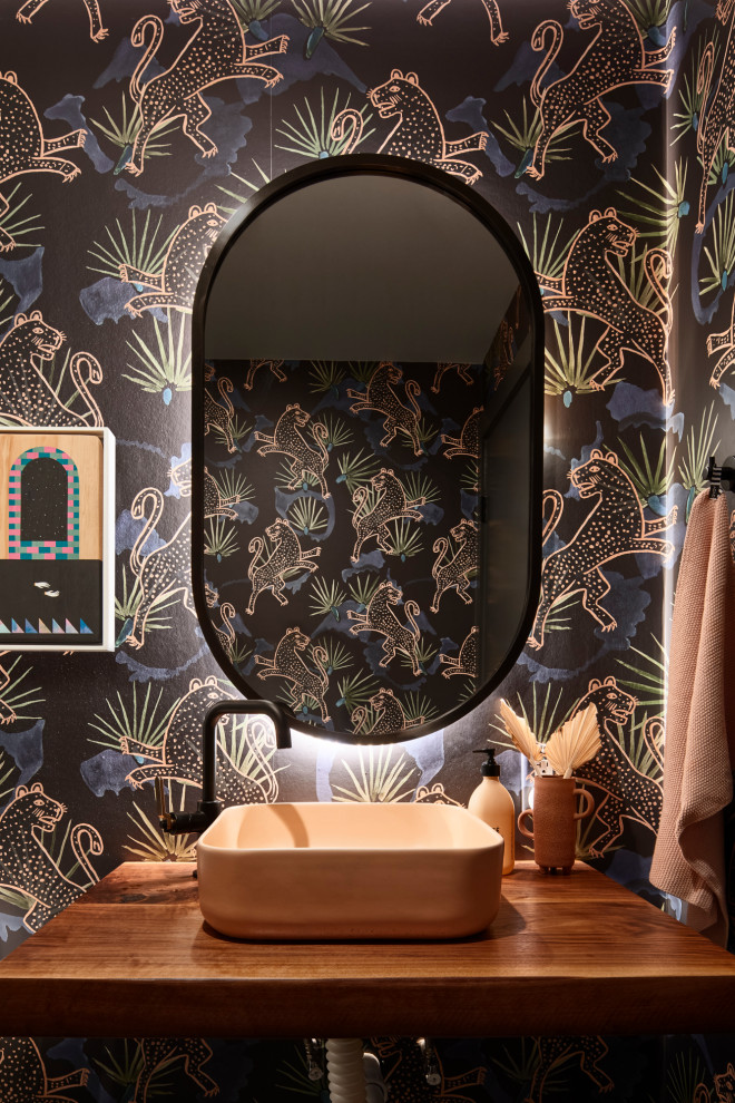 Esempio di un bagno di servizio contemporaneo con pareti multicolore, lavabo a bacinella, top in legno, top marrone e carta da parati
