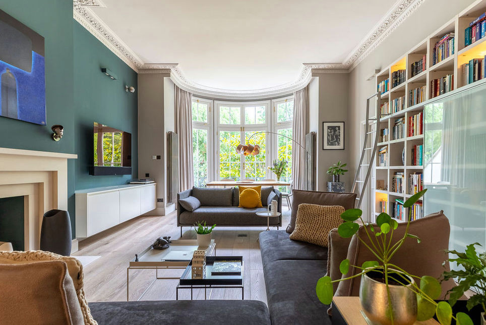 Idee per un grande soggiorno classico con pareti grigie, parquet chiaro, TV a parete e pavimento marrone