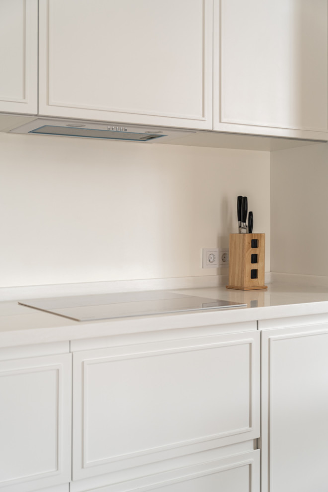 Белая кухня-гостиная