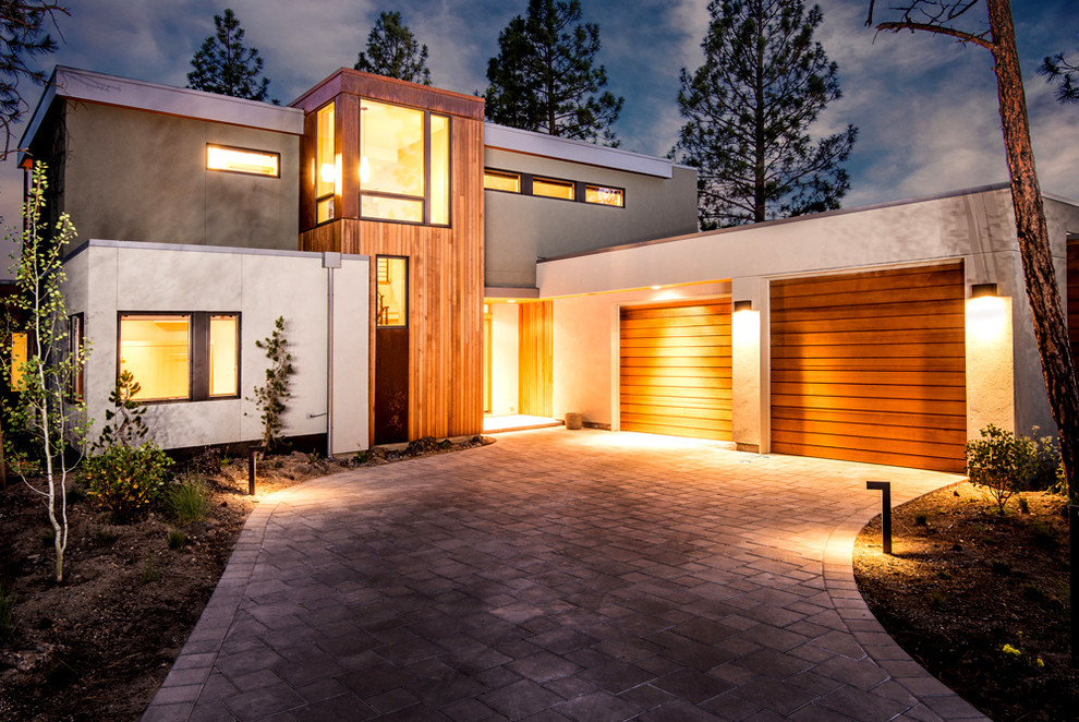 Immagine della facciata di una casa beige contemporanea a due piani di medie dimensioni con rivestimento in stucco e tetto piano