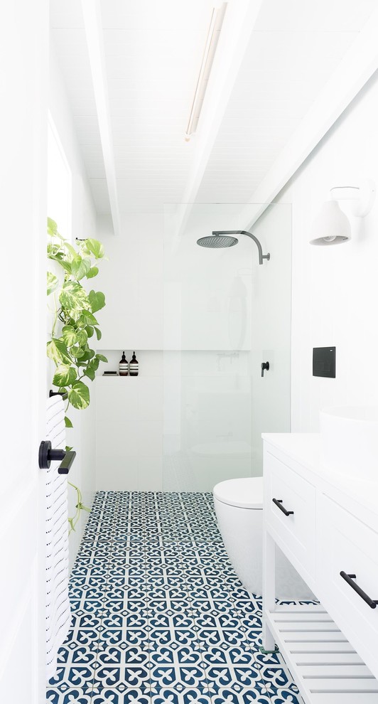 Стильный дизайн: маленькая ванная комната в морском стиле для на участке и в саду - последний тренд