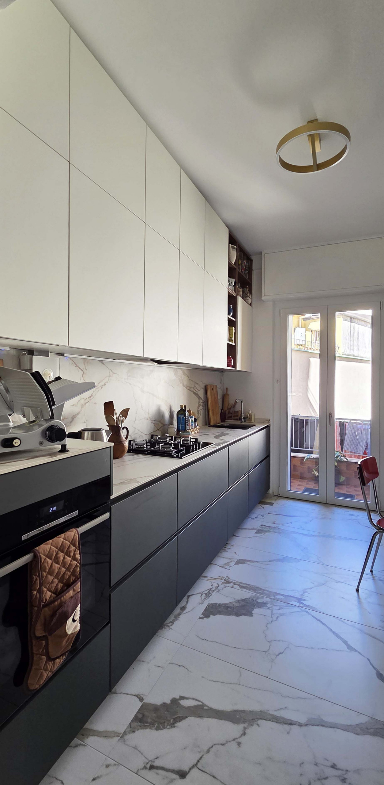 Ristrutturazione cucina e arredi su misura per ingresso e camera a Milano