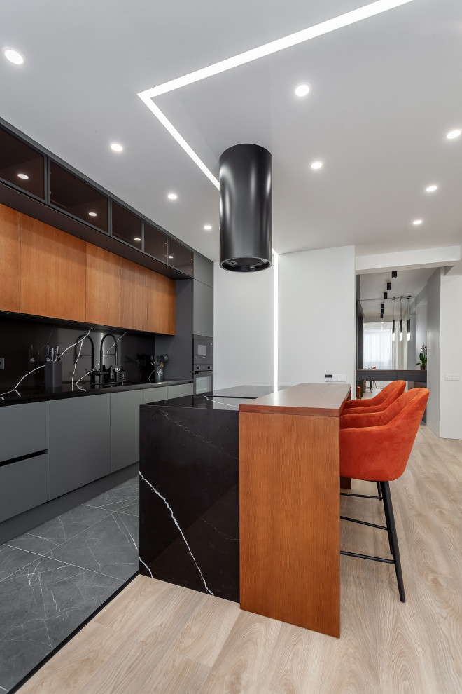 Столешница острова выполнена из шпона толщины 30 мм