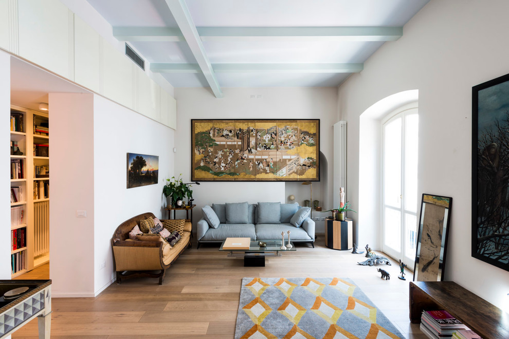 Large eclectic living room in Milan with light hardwood floors.