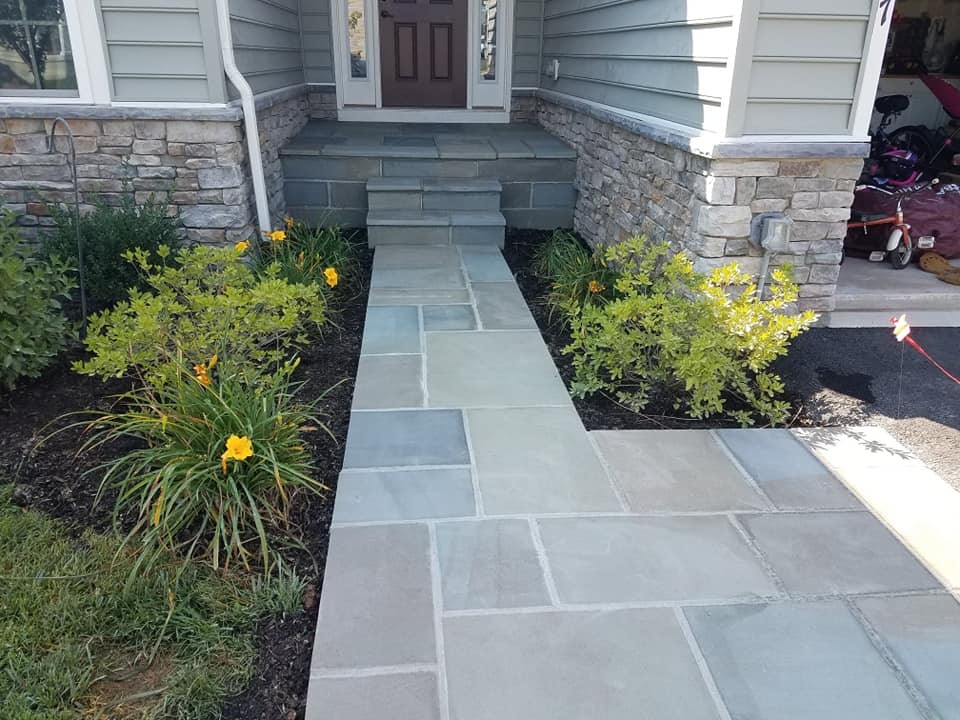 Inspiration for a small traditional front yard patio in Other with a vegetable garden and natural stone pavers.