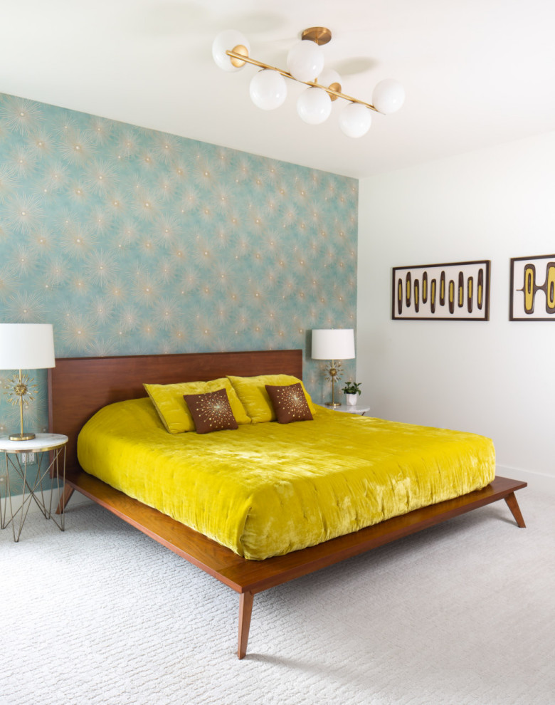 デトロイトにある広いミッドセンチュリースタイルのおしゃれな客用寝室 (白い壁、カーペット敷き、白い床、壁紙) のレイアウト