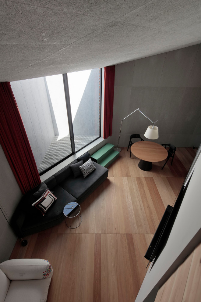 Kleines, Repräsentatives, Offenes Modernes Wohnzimmer ohne Kamin mit weißer Wandfarbe, hellem Holzboden, TV-Wand, beigem Boden, Holzdecke und Holzdielenwänden in Tokio