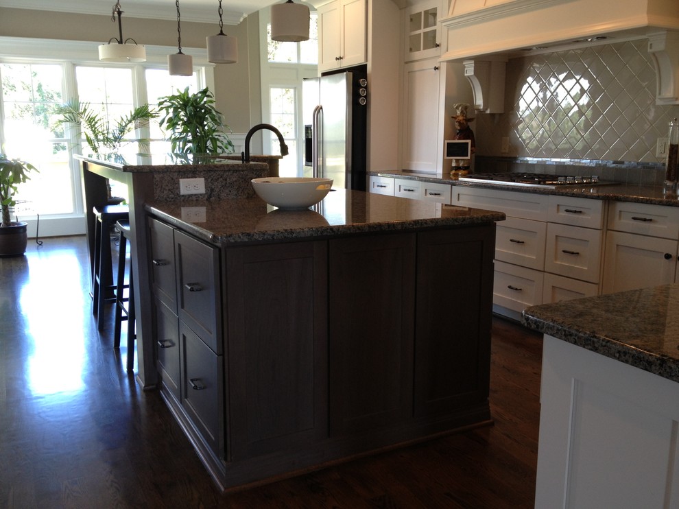 Kitchen - transitional kitchen idea