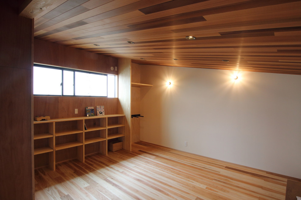 Modernes Wohnzimmer mit braunem Holzboden, freistehendem TV, Holzdecke und Holzwänden in Sonstige