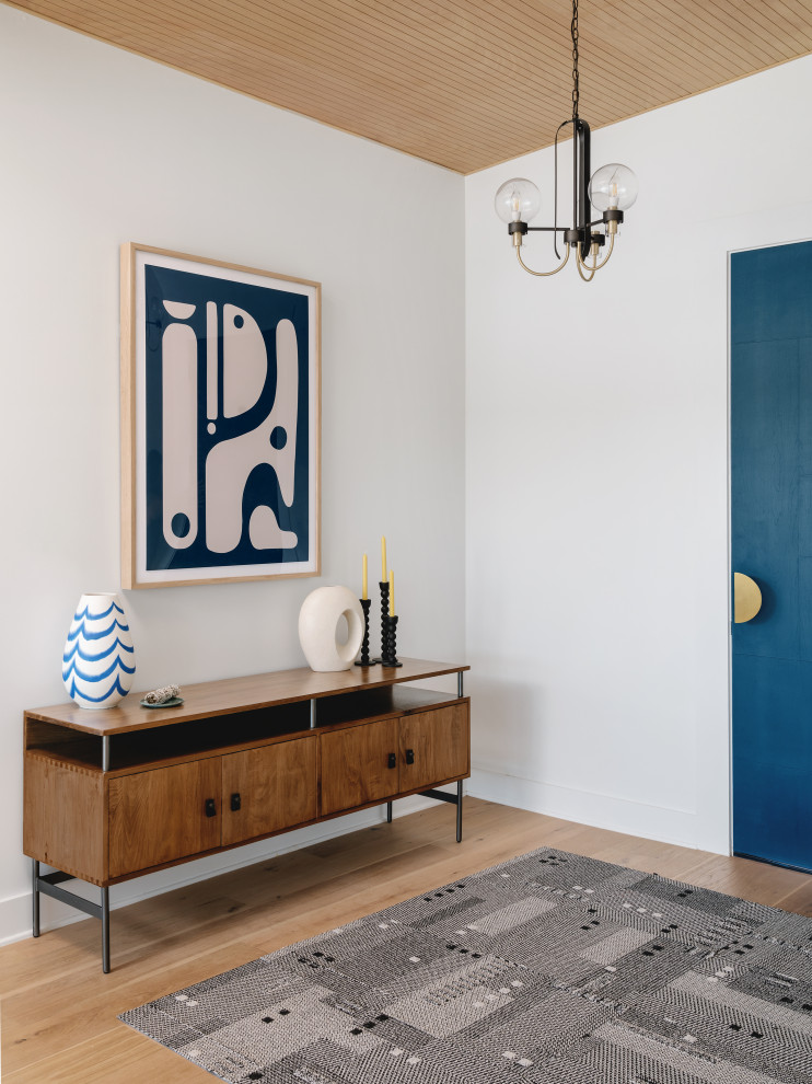 Foto di una porta d'ingresso moderna di medie dimensioni con pareti bianche, pavimento in legno massello medio, una porta singola, una porta blu, pavimento beige e soffitto in legno