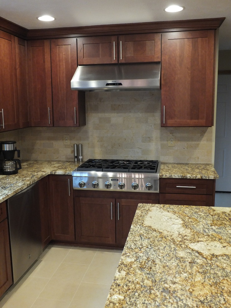 Example of a mid-sized transitional l-shaped ceramic tile eat-in kitchen design in Columbus with an undermount sink, shaker cabinets, brown cabinets, granite countertops, beige backsplash, ceramic backsplash, stainless steel appliances and an island