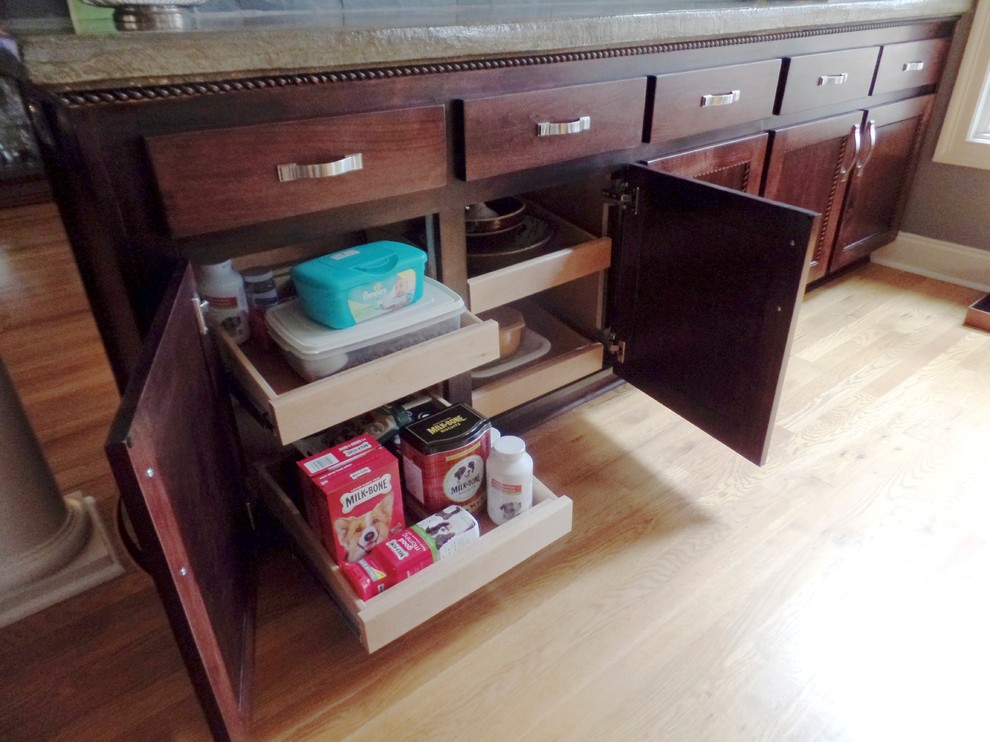 Example of a large transitional kitchen design