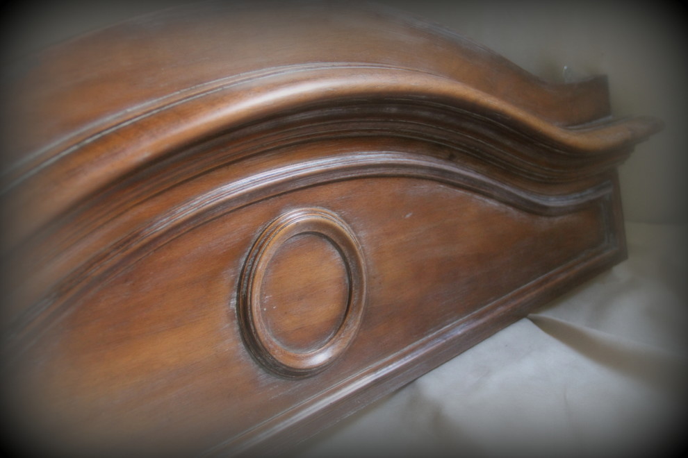 Fronton d'armoire en noyer blanchi