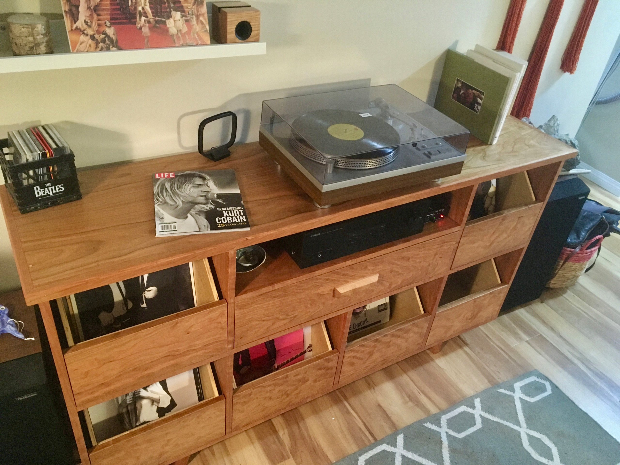 Record cabinet