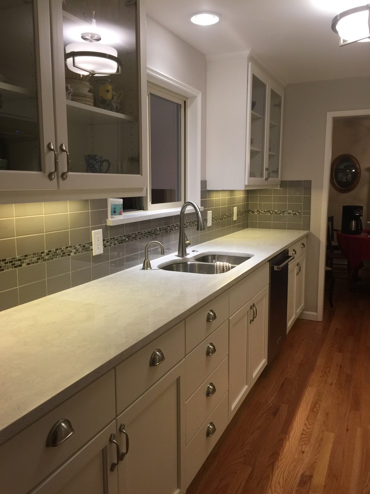 Example of a l-shaped eat-in kitchen design in Seattle with quartz countertops, gray backsplash and ceramic backsplash