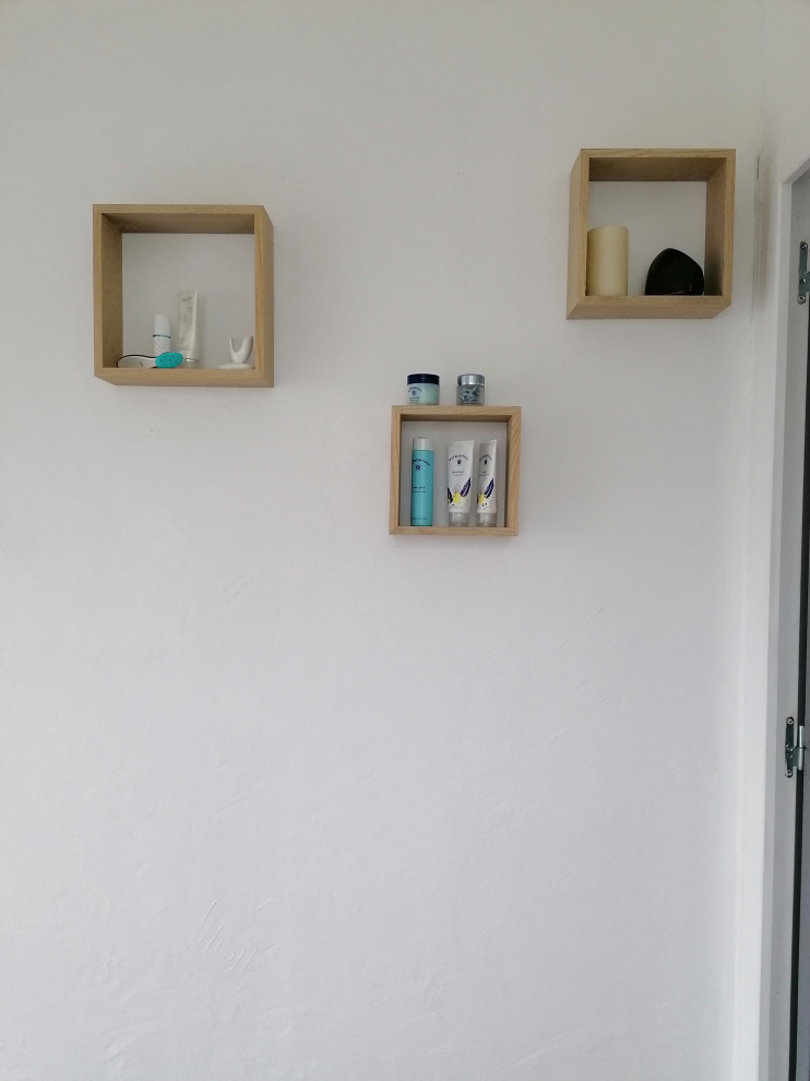 Idee per una piccola stanza da lavoro nordica con pareti bianche, pavimento in laminato, scrivania autoportante, pavimento grigio e pareti in legno