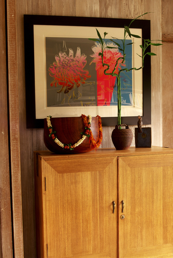 Example of an island style home design design in Hawaii