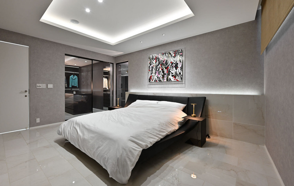 Стильный дизайн: хозяйская спальня среднего размера: освещение в стиле модернизм с серыми стенами, белым полом, многоуровневым потолком и обоями на стенах без камина - последний тренд