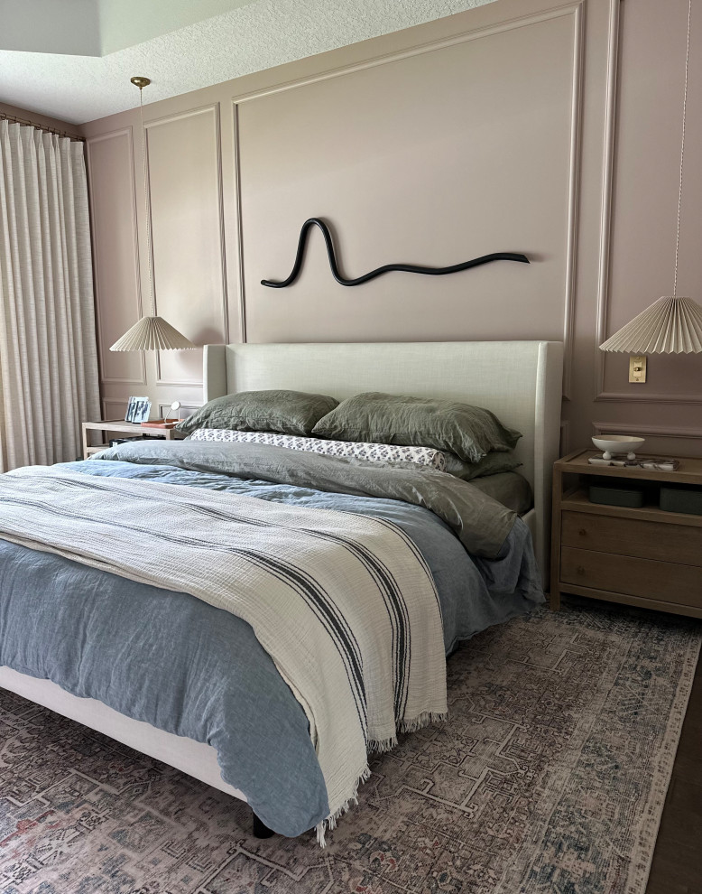 Идея дизайна: большая хозяйская спальня в современном стиле с розовыми стенами, полом из ламината и коричневым полом