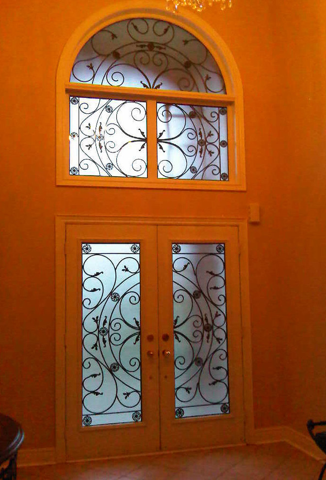Transitional entryway photo in Toronto